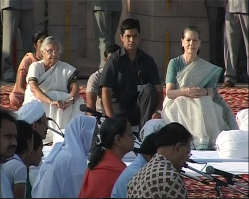 प्रधानमंत्री, सोनिया और आडवाणी ने दी बापू को श्रद्धांजलि