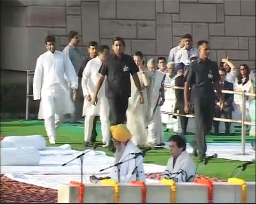 प्रधानमंत्री, सोनिया और आडवाणी ने दी बापू को श्रद्धांजलि