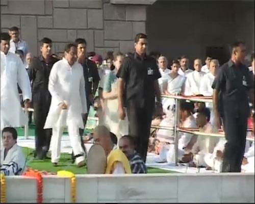 प्रधानमंत्री, सोनिया और आडवाणी ने दी बापू को श्रद्धांजलि