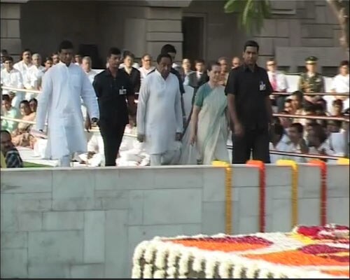 प्रधानमंत्री, सोनिया और आडवाणी ने दी बापू को श्रद्धांजलि