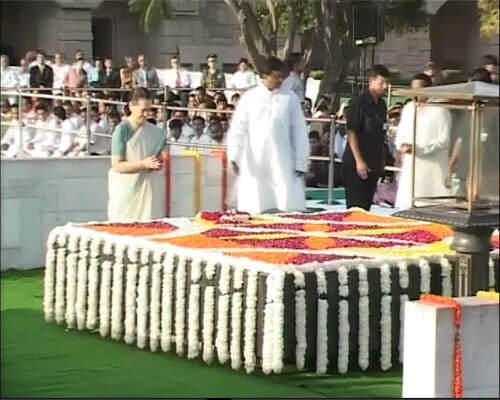 प्रधानमंत्री, सोनिया और आडवाणी ने दी बापू को श्रद्धांजलि