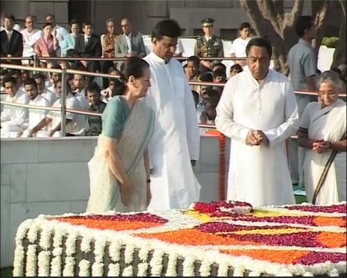 प्रधानमंत्री, सोनिया और आडवाणी ने दी बापू को श्रद्धांजलि