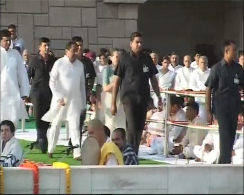 प्रधानमंत्री, सोनिया और आडवाणी ने दी बापू को श्रद्धांजलि