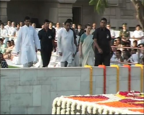 प्रधानमंत्री, सोनिया और आडवाणी ने दी बापू को श्रद्धांजलि