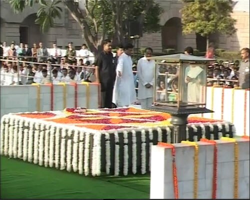 प्रधानमंत्री, सोनिया और आडवाणी ने दी बापू को श्रद्धांजलि