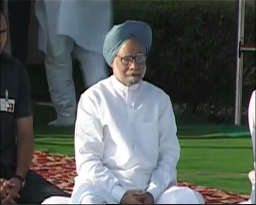 प्रधानमंत्री, सोनिया और आडवाणी ने दी बापू को श्रद्धांजलि