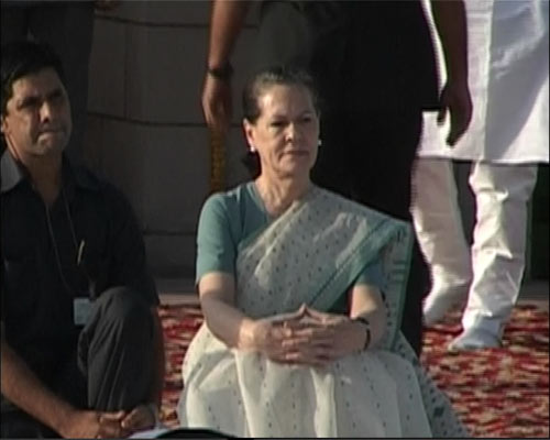 प्रधानमंत्री, सोनिया और आडवाणी ने दी बापू को श्रद्धांजलि