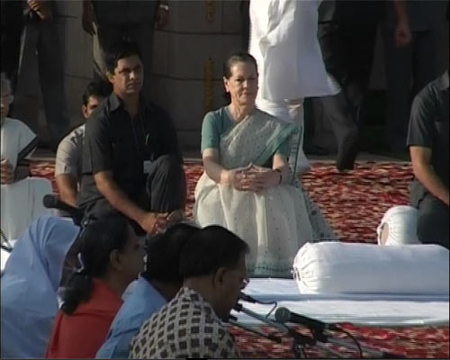 प्रधानमंत्री, सोनिया और आडवाणी ने दी बापू को श्रद्धांजलि