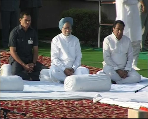 प्रधानमंत्री, सोनिया और आडवाणी ने दी बापू को श्रद्धांजलि