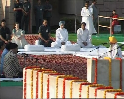 प्रधानमंत्री, सोनिया और आडवाणी ने दी बापू को श्रद्धांजलि