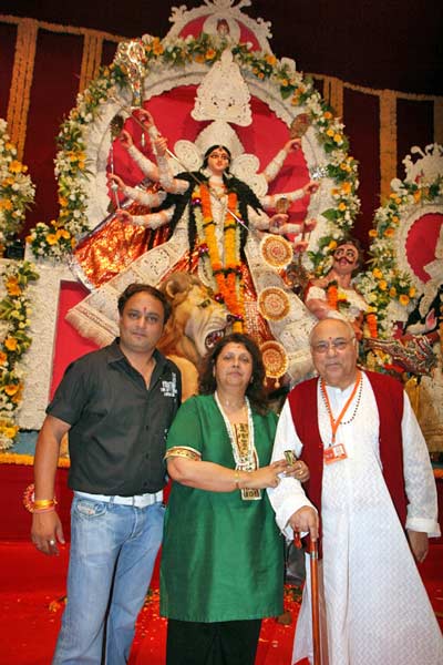 माता की चौकी में बॉलीवुड का जयकारा । मान्यता की पार्टी