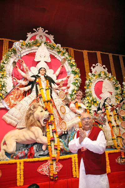 माता की चौकी में बॉलीवुड का जयकारा । मान्यता की पार्टी