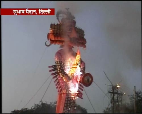 देखें कैसे हुआ बुराई के प्रतीक रावण का दहन