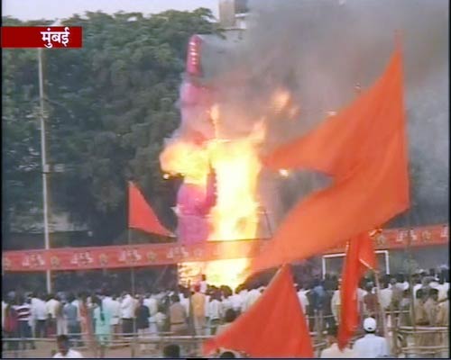 देखें कैसे हुआ बुराई के प्रतीक रावण का दहन