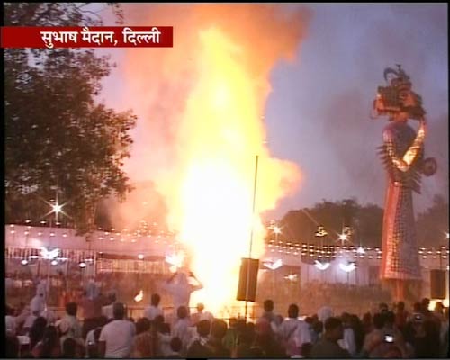 देखें कैसे हुआ बुराई के प्रतीक रावण का दहन