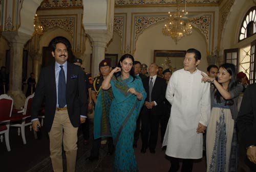 भूटान का शाही दंपति हनीमून मनाने जयपुर पहुंचा