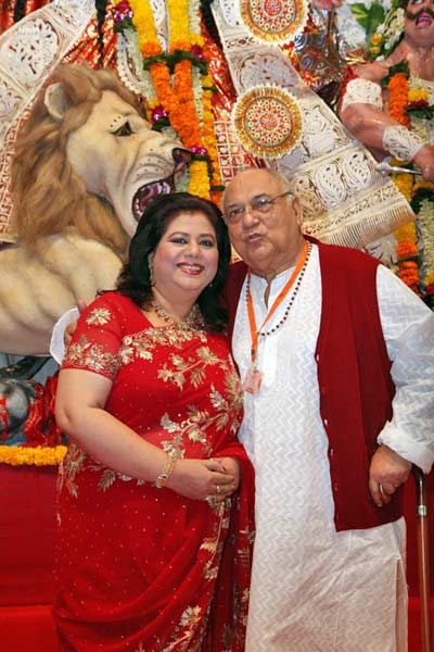 माता की चौकी में बॉलीवुड का जयकारा । मान्यता की पार्टी