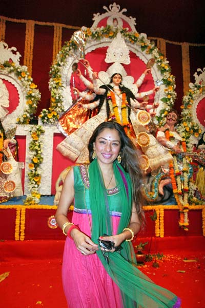 माता की चौकी में बॉलीवुड का जयकारा । मान्यता की पार्टी