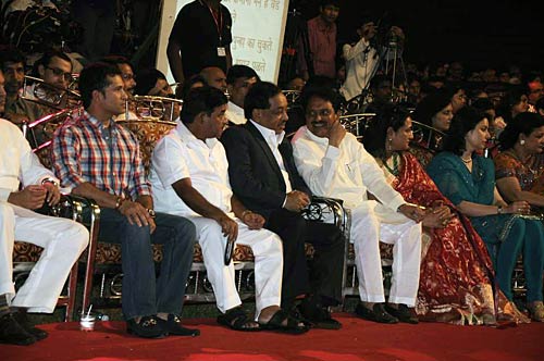 जब पुलिस पार्टी में जुटे सितारे... | हसीनों के जलवे