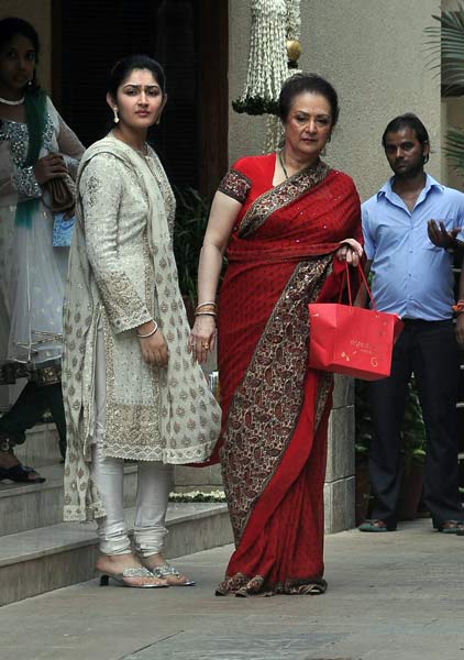 ऐश्वर्या की गोदभराई पर बॉलीवुड का 'जलसा' | मातृत्‍व सुख