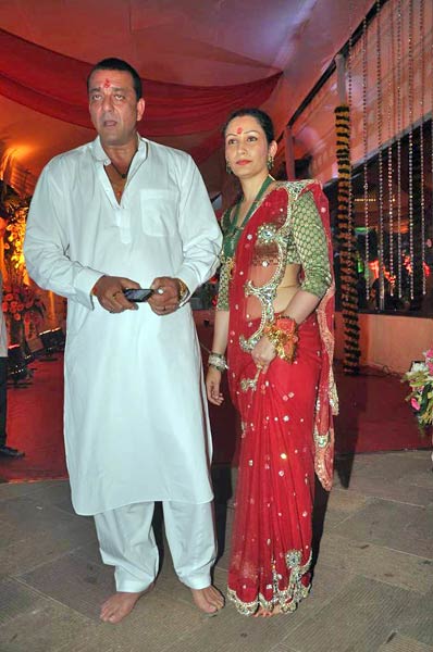 माता की चौकी में बॉलीवुड का जयकारा । मान्यता की पार्टी