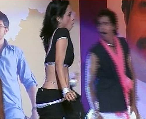 शिवसेना के मंच पर आइटम सॉन्‍ग का तड़का