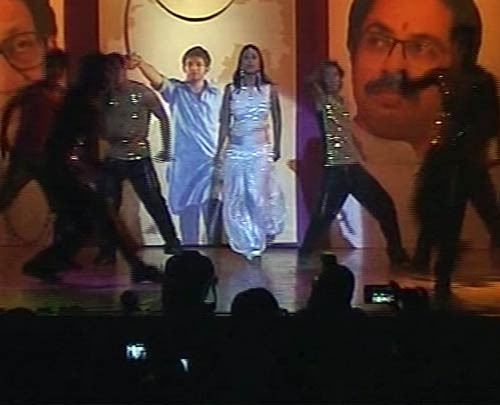 शिवसेना के मंच पर आइटम सॉन्‍ग का तड़का