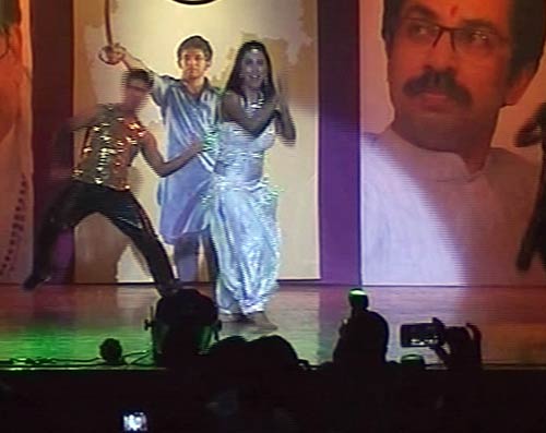 शिवसेना के मंच पर आइटम सॉन्‍ग का तड़का