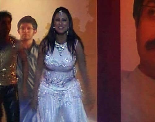 शिवसेना के मंच पर आइटम सॉन्‍ग का तड़का