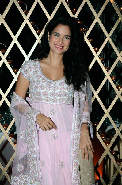 'दबंग गर्ल' सोनाक्षी बनी गुलाबो...| सोनाक्षी सिन्‍हा के जलवे