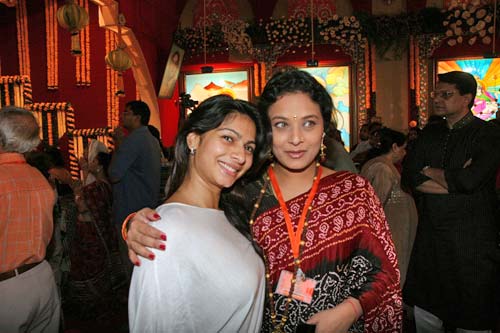 माता की चौकी में बॉलीवुड का जयकारा । मान्यता की पार्टी