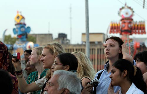 6 अक्‍टूबर 2011: तस्‍वीरों में देखें दिनभर की बड़ी खबरें | पढ़ें