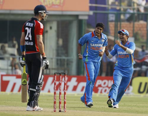 टेस्ट टीम में युवा गेंदबाजों को मौका | धोनी पर विशेष