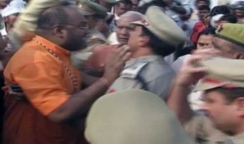 21 अक्‍टूबर 2011: तस्वीरों में देखें दिनभर की बड़ी खबरें  | पढ़ें