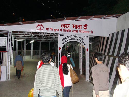 चलो बुलावा आया है, माता ने बुलाया है... | विशेष कवरेज