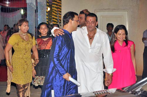 माता की चौकी में बॉलीवुड का जयकारा । मान्यता की पार्टी