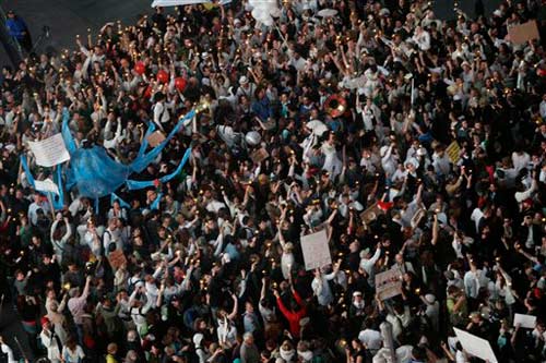 'वालस्ट्रीट घेरो' आंदोलन की चिंगारी और भड़की