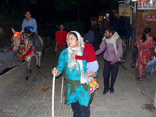 चलो बुलावा आया है, माता ने बुलाया है... | विशेष कवरेज