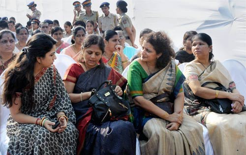 26 नवंबर 2011: तस्वीरों में देखें दिनभर की बड़ी खबरें | पढ़ें