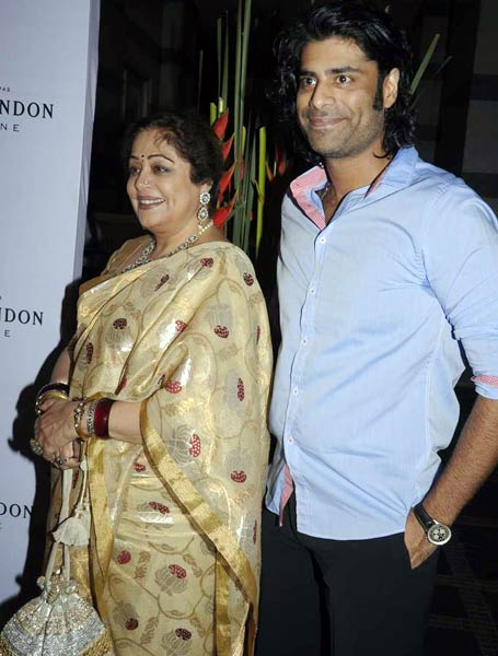 अबू जानी-संजीव की पार्टी में हसीनाएं | ऐश का दमकता चेहरा