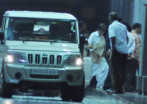 ऐश ने दिया बेटी को जन्‍म, मिलने पहुंचे सितारे | मातृत्‍व सुख