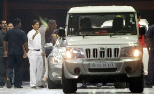 ऐश ने दिया बेटी को जन्‍म, मिलने पहुंचे सितारे | मातृत्‍व सुख