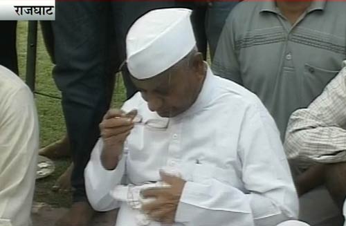 अन्‍ना हजारे ने तोड़ा मौन व्रत