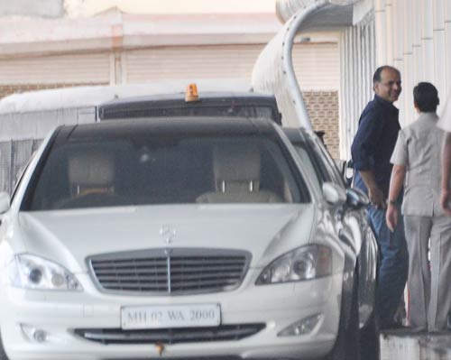 ऐश ने दिया बेटी को जन्‍म, मिलने पहुंचे सितारे | मातृत्‍व सुख