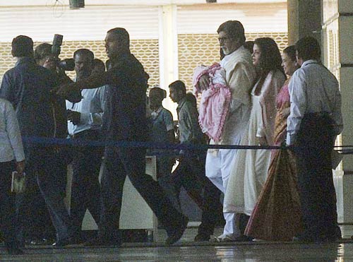 मातृत्‍व सुख के बाद ऐश्वर्या की झलक | ऐश की अनदेखी तस्‍वीरें