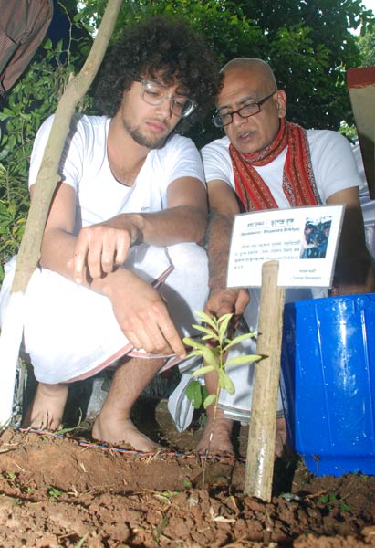 पैतृक आवास पर हुआ भूपेन हजारिका का श्राद्ध