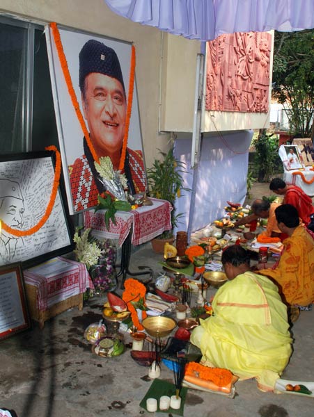 पैतृक आवास पर हुआ भूपेन हजारिका का श्राद्ध