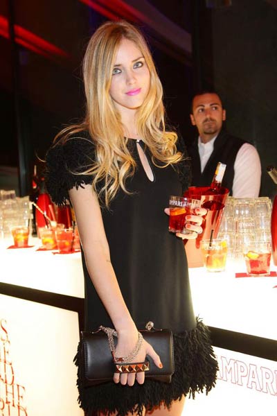 'महाविनाश' के कंसेप्ट पर मिला का 'सुपर अवतार' |  बिकनी मॉडल्‍स