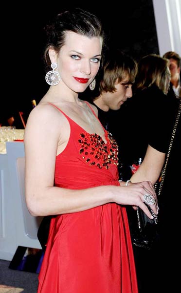 'महाविनाश' के कंसेप्ट पर मिला का 'सुपर अवतार' |  बिकनी मॉडल्‍स