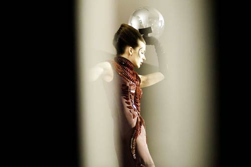 'महाविनाश' के कंसेप्ट पर मिला का 'सुपर अवतार' |  बिकनी मॉडल्‍स